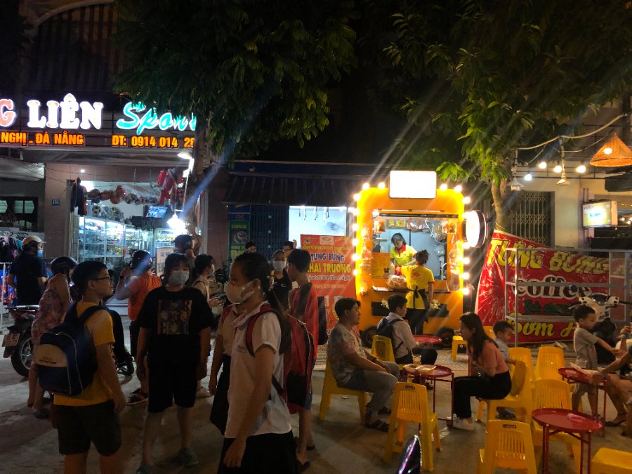 Khách đông vui bu  ổi tối tại Chang Chang