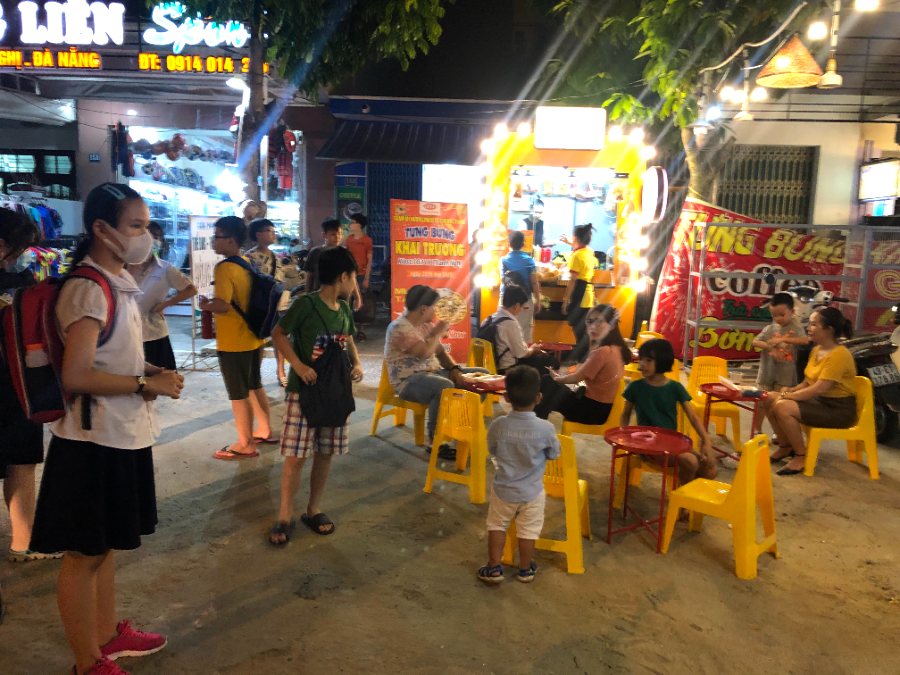 Khách vây quanh xe bánh Chang Chang buổi tối