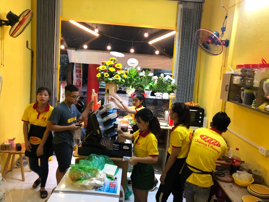 Nhân viên Chang Chang tất bật trong quán