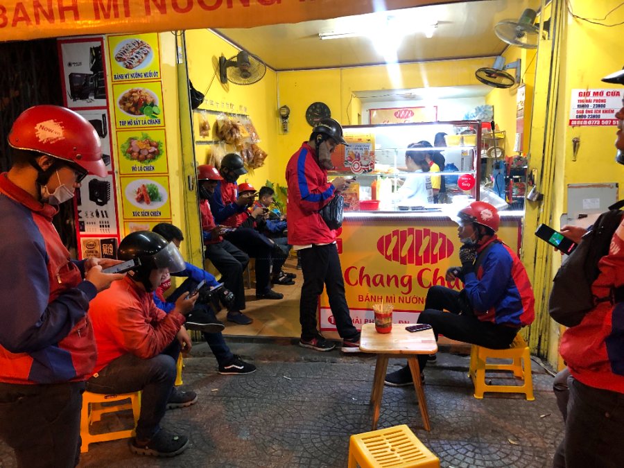 Shipper chờ lấy bánh trước quán
